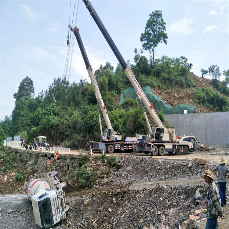 松阳县汽车掉沟里叫吊车救援要多少钱